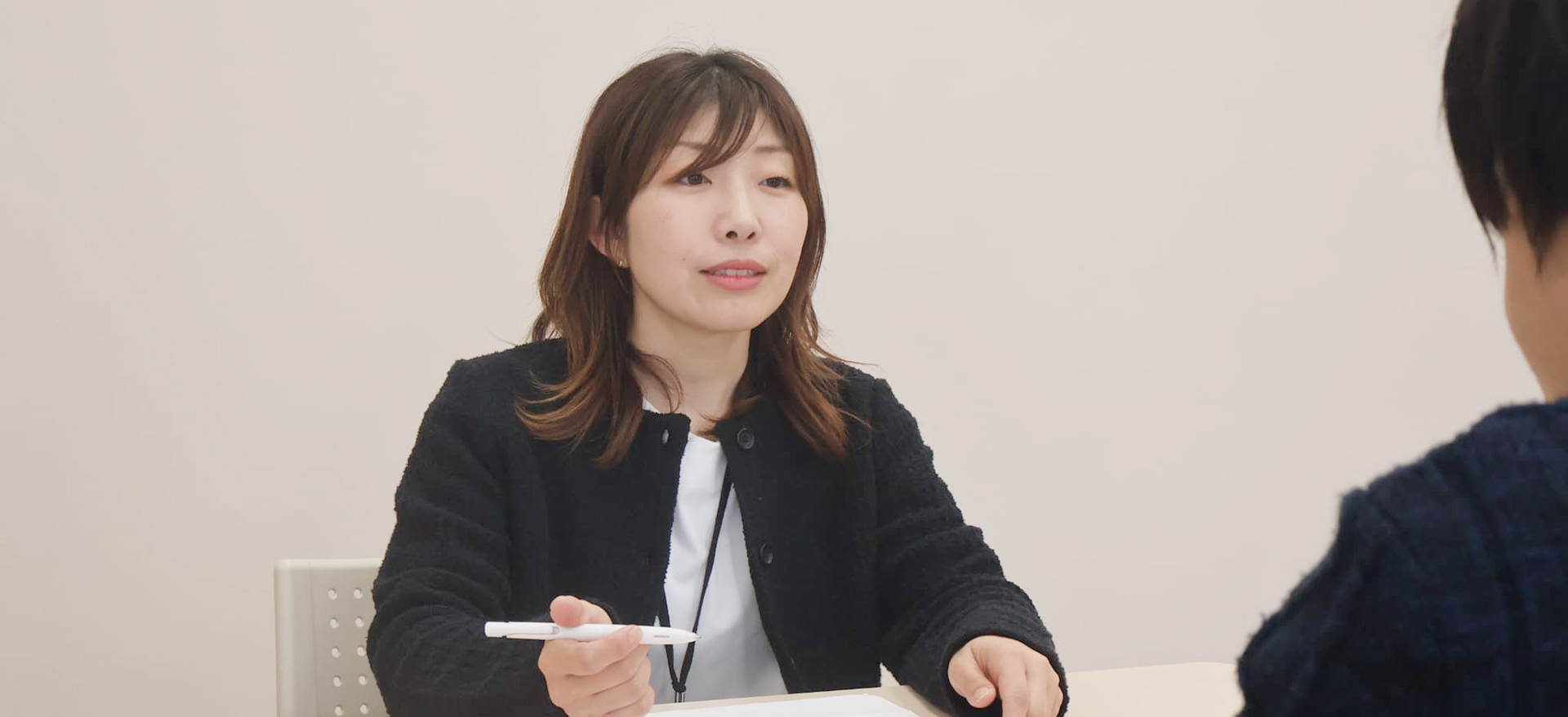 相談を受ける女性職員